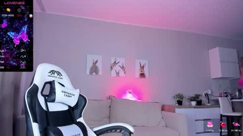 Alise online show from December 19, 2025, 12:01 pm