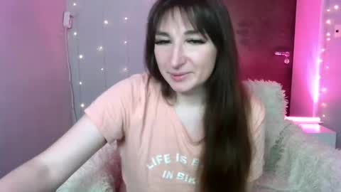 birdie_kiss online show from May 26, 2026, 9:00 pm
