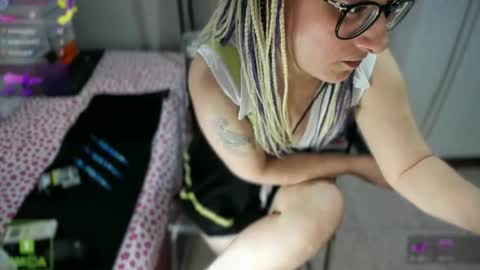 bisex woman online show from June 11, 2026, 5:00 pm