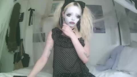vampire fang  online show from October 2, 2025, 7:10 pm
