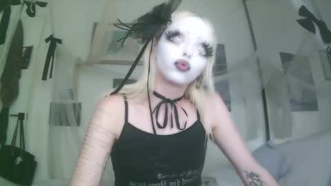 vampire fang  online show from October 4, 2025, 7:01 pm
