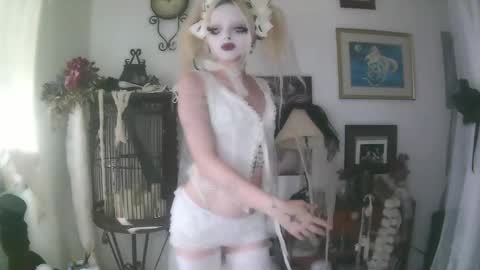 vampire fang  online show from October 17, 2025, 7:38 pm