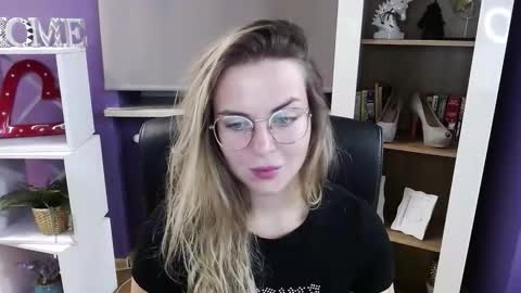 Z O E Y online show from October 22, 2025, 4:35 am