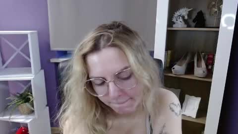 Z O E Y online show from April 20, 2026, 4:26 am