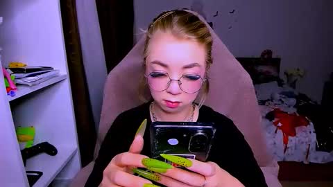 Snapshot of blinkofeyes chatting on December 22, 2025, 4:42 am Nicole online show from December 22, 2025, 4:42 am