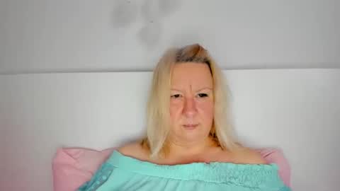 Nicole online show from October 18, 2025, 1:23 pm