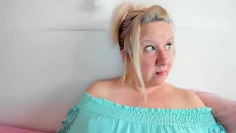 Nicole online show from October 19, 2025, 3:12 pm