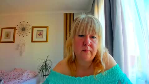 Snapshot of blonde_angel20 chatting on June 18, 2026, 4:02 am Nicole online show from June 18, 2026, 4:02 am