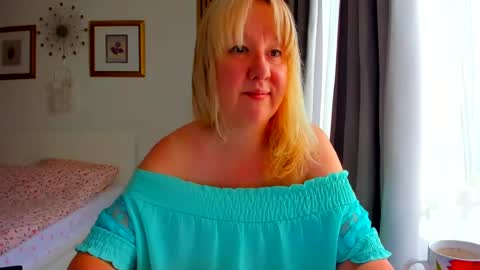 Snapshot of blonde_angel20 chatting on July 4, 2026, 3:35 am Nicole online show from July 4, 2026, 3:35 am