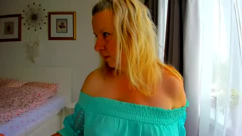 Snapshot of blonde_angel20 chatting on July 6, 2026, 5:37 am Nicole online show from July 6, 2026, 5:37 am