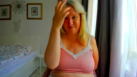 Snapshot of blonde_angel20 chatting on July 11, 2026, 5:37 pm Nicole online show from July 11, 2026, 5:37 pm