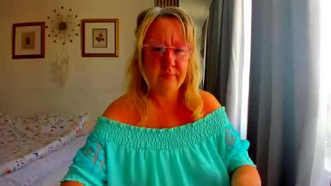 Snapshot of blonde_angel20 chatting on July 17, 2026, 4:52 am Nicole online show from July 17, 2026, 4:52 am