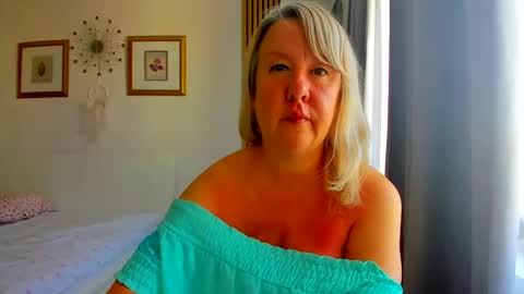 Snapshot of blonde_angel20 chatting on July 18, 2026, 5:22 am Nicole online show from July 18, 2026, 5:22 am