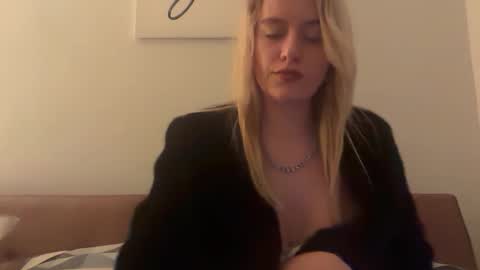 blondebunny999 online show from February 9, 2026, 1:53 am