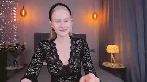 Mia online show from March 11, 2025, 7:36 pm