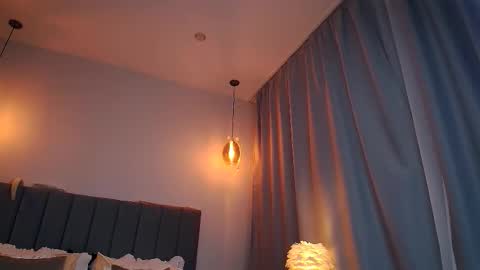 Mia online show from December 2, 2025, 9:43 pm