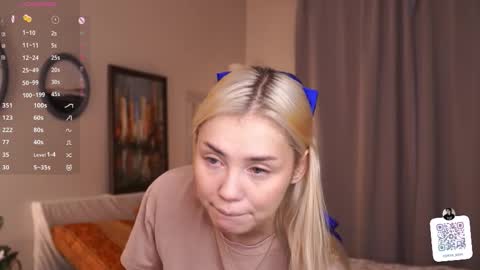 Snapshot of blue_bow chatting on December 5, 2025, 5:27 am Adeline online show from December 5, 2025, 5:27 am