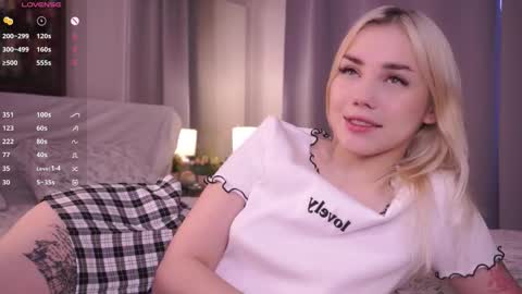 Snapshot of blue_bow chatting on December 19, 2025, 5:58 am Adeline online show from December 19, 2025, 5:58 am