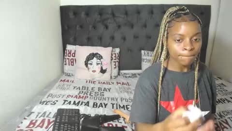 Snapshot of bluedi622952 chatting on January 19, 2025, 1:12 pm Tee online show from January 19, 2025, 1:12 pm