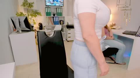 Snapshot of bluediamondsdreams chatting on September 25, 2025, 2:32 pm bluediamondsdreams online show from September 25, 2025, 2:32 pm