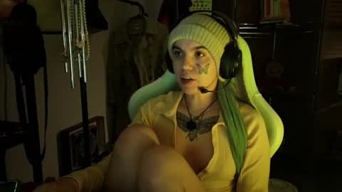 Snapshot of bluedweeb chatting on February 13, 2025, 9:20 am Blue online show from February 13, 2025, 9:20 am