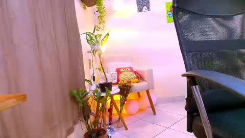 FLORAA online show from April 17, 2026, 1:47 pm