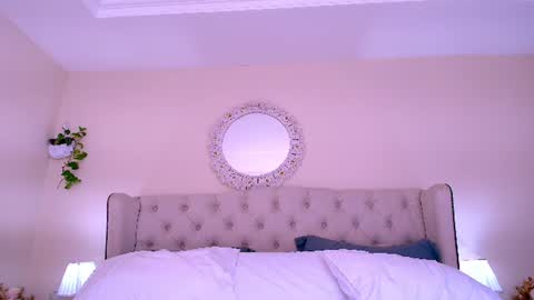 Snapshot of blueflora chatting on July 7, 2026, 4:22 pm FLORAA online show from July 7, 2026, 4:22 pm