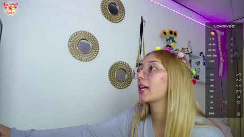 Soffy Brooks Independent model online show from December 23, 2024, 10:10 am