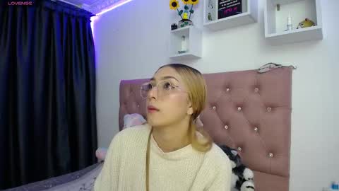 Soffy Brooks Independent model online show from September 18, 2025, 7:21 am