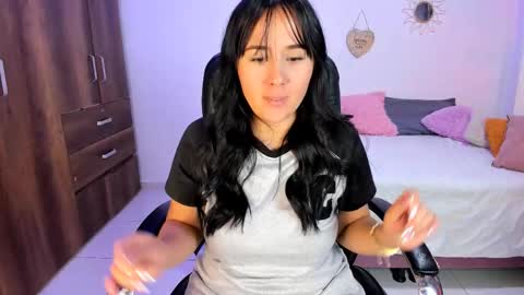 sofia  online show from December 19, 2025, 5:53 pm