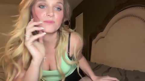 Snapshot of booksnlooksgirl chatting on December 17, 2024, 3:06 am booksnlooksgirl online show from December 17, 2024, 3:06 am