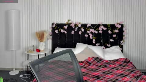 Milena online show from December 4, 2025, 2:54 am