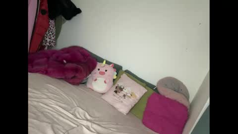 bratzdoll1994 online show from April 2, 2026, 6:55 am