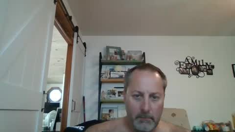 hey online show from October 8, 2025, 7:11 pm
