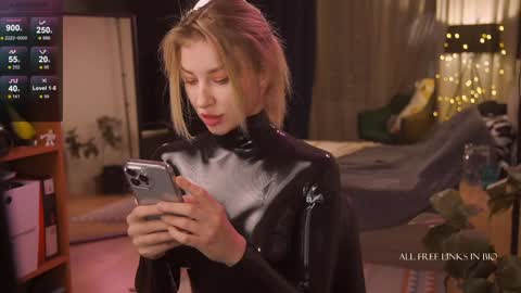 Snapshot of bronnica chatting on December 11, 2024, 2:33 pm Anna online show from December 11, 2024, 2:33 pm