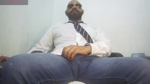 Snapshot of bruce_bigg chatting on May 4, 2026, 12:39 am Bruce online show from May 4, 2026, 12:39 am