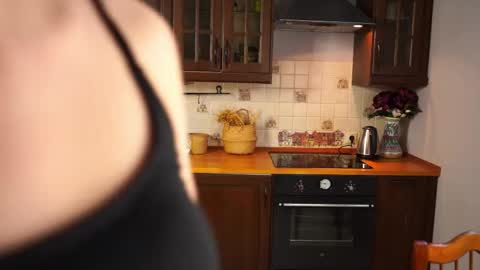 Tess online show from May 1, 2026, 2:21 pm