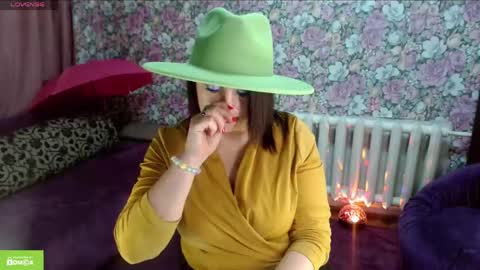 Julia online show from May 3, 2026, 9:10 pm