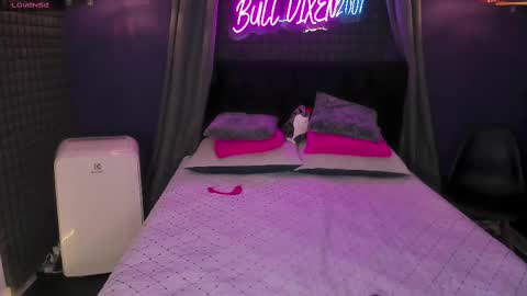 Snapshot of bull_vixen2001 chatting on September 18, 2025, 12:07 pm Bunny and The Rock online show from September 18, 2025, 12:07 pm