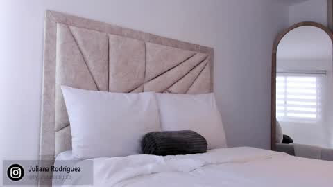    online show from September 19, 2025, 9:15 pm