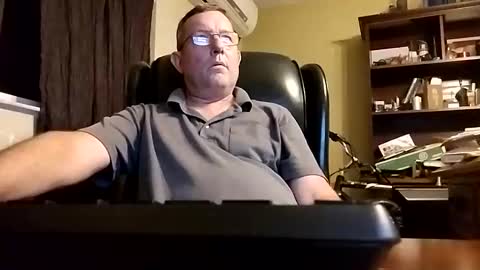 c001h4nd1uke online show from November 21, 2025, 2:10 am