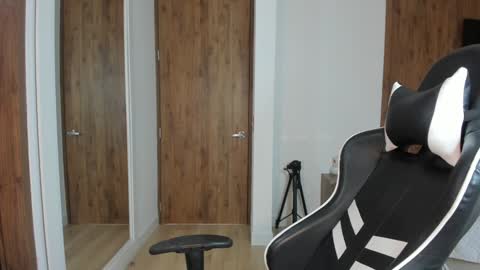 Camila online show from January 18, 2026, 9:18 pm