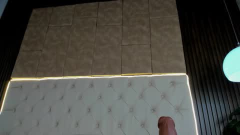 Camila online show from December 4, 2025, 7:44 pm