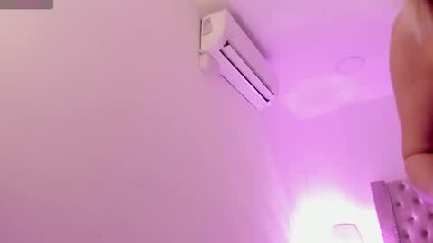 Candie  online show from February 6, 2026, 12:19 pm