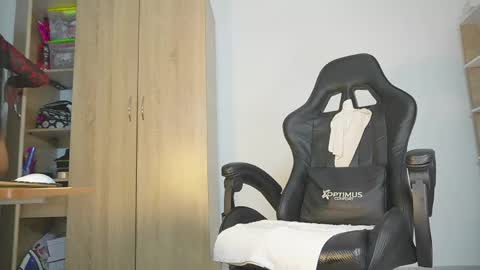 Snapshot of candy_hes chatting on April 19, 2026, 8:33 pm Nickol online show from April 19, 2026, 8:33 pm