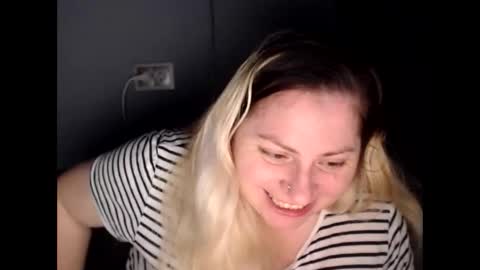 Snapshot of candycream74 chatting on November 28, 2025, 1:14 pm Laura online show from November 28, 2025, 1:14 pm