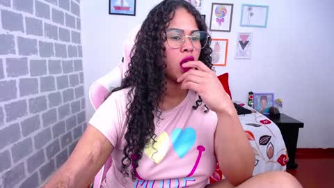 Snapshot of candyhot_sex chatting on December 19, 2024, 8:23 am Karen online show from December 19, 2024, 8:23 am