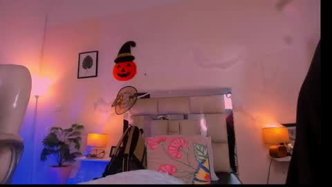 Candy online show from November 3, 2025, 6:53 pm