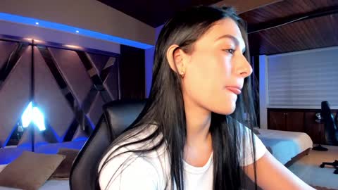 Snapshot of carina_rossi chatting on January 29, 2025, 11:30 am Carina online show from January 29, 2025, 11:30 am