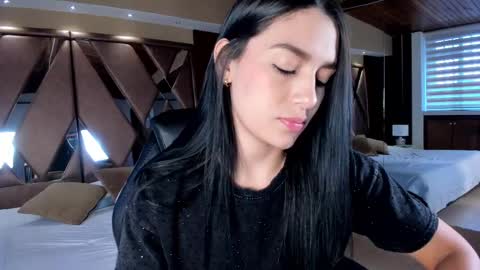Snapshot of carina_rossi chatting on March 9, 2025, 12:53 pm Carina online show from March 9, 2025, 12:53 pm